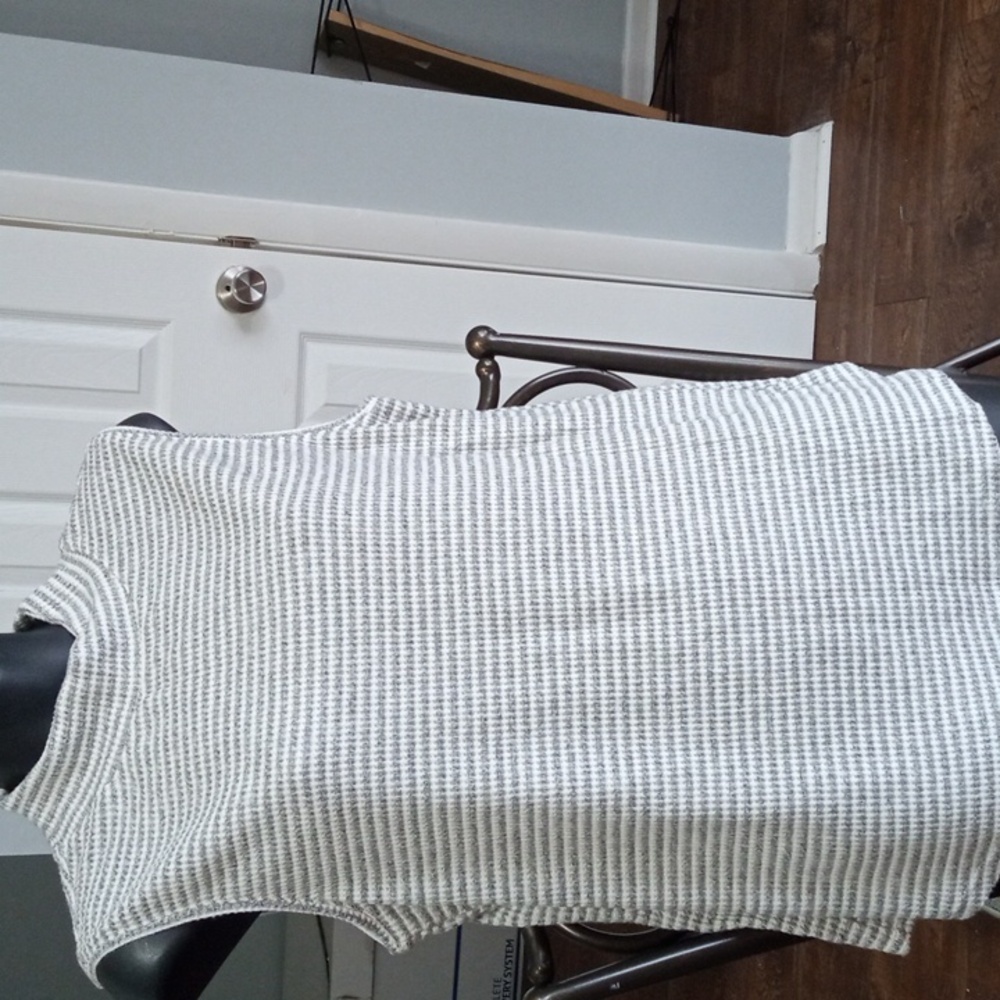 {$15 BUNDLED} New CHICOS Gray White Sleeveless Turtle Collar Neck Top